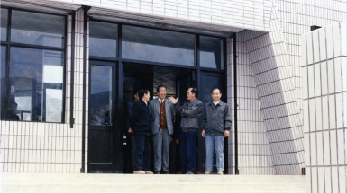  1992年9月30日，時任我省省長賈志杰、副省長李萍、定西地委書記張國維、臨洮縣副縣長魏家農(nóng)視察巍雅斯總部.